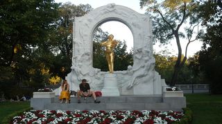 目をひくシュトラウス像