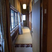 私達の泊まった二間続きの部屋。扉の中にも廊下があります