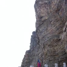 断崖絶壁の大きな岩場