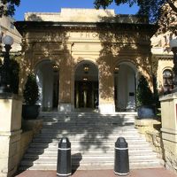 歴史あるエントランスへの階段