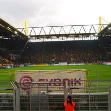 正面が世界最大のゴール裏です