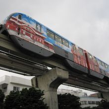 首里城ペイントのゆいレール車両