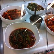 韓国冷麺やチヂミ、キムチが売っていて、びっくり。