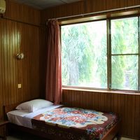 エアコンの効きやお湯の出は十分。部屋によってはカビ臭い？