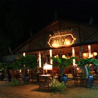 ホテルの前の通りはレストラン街で、夕食に不自由しません。