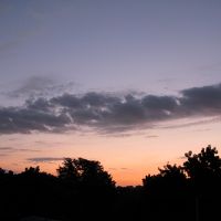 屋上のテラスからはこんな朝焼けが拝めます。