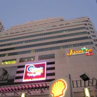 ホテルは左側の高層の建物。