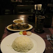 チキンカレーとライスで3,300チャット（330円）。美味。