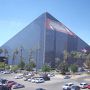 ピラミッド型の大型ホテル