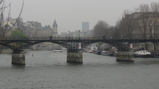 色々な形の橋が架かっている