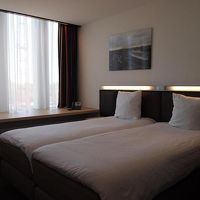 とにかく広くスタイリッシュ。ベッドも窓も大きいです。