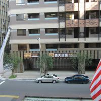 3F 窓を開けると向かいにはマンション