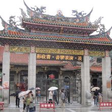 賑やかな門構えです