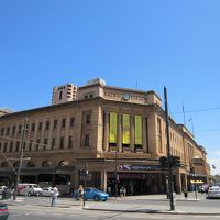 目の前には駅が。カジノも併設されているそうです。