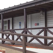 駐車場横にお手洗いがあります。イチゴ狩りの前に行っておきまし