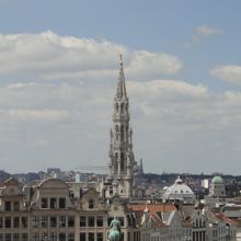 市庁舎の塔が見えます。