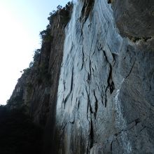 真横から見ると垂直に切り立っていることがわかります