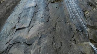 落差77mの巨大な滝は、真下から見上げるとクラクラしそうです