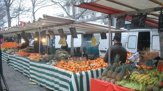 日曜は食品、木曜は雑貨が中心。（金曜に絵画）