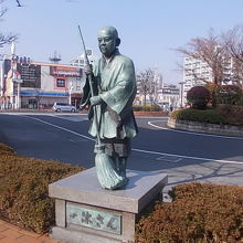 こちらは箒を持って、”レレレのおじさん”みたいな風情です