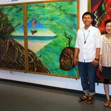 津波をテーマにした作品の前で記念撮影