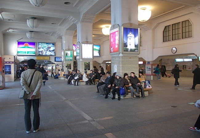 お洒落な風情の宇治山田駅構内の様子