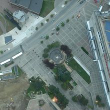 ガラス張りの床