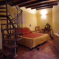 部屋の中。螺旋階段を上がればもう一部屋寝室