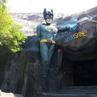 遊園地内、ベトナム版バットマン？