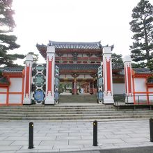 門は極彩色。京都御所紫宸殿の白木の門をお手本にしています。