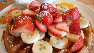 フルーツたっぷりワッフル