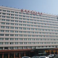 新民広場のロータリーに面する海航長白山賓館