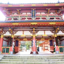 法隆寺楼門を参考にした中門。彩色は耕三寺独自のもの。