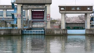 毛馬水門（けますいもん）へは大阪駅より大阪市バス34系統(守口車庫前行)が便利