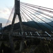 全国で７番目の大きさを誇る斜張橋「唄げんか大橋」