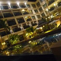 夜のプールサイド