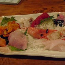 刺身10種の盛り合わせ、￥2100。