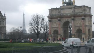 カルーゼル凱旋門はルーヴル中庭のモニュメント。目印に最適。