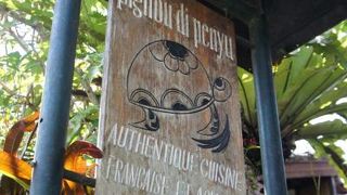 雰囲気の良い通りに面したこぎれいなレストラン！