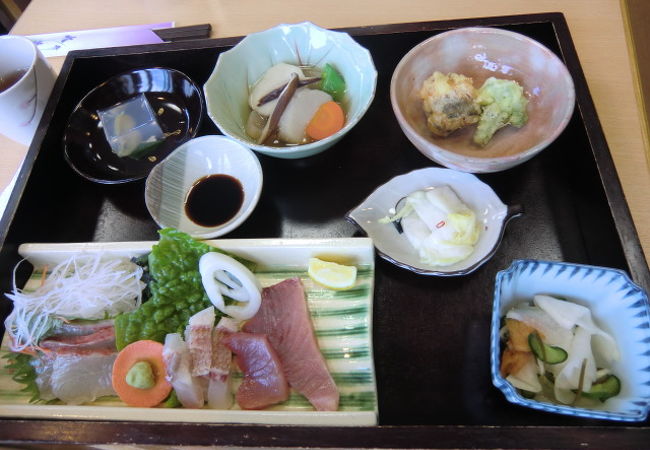 さんさん三見の人気食堂、鯖島食堂