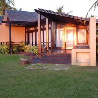 ビーチを望む夕日の当たる部屋