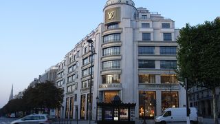 朝のシャンゼリゼ通り