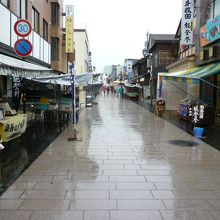 雨の朝市風景出店も観光客もさすがに少ない