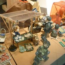 朝市の様子を表現した土人形。ふらっと訪夢内に展示されていたも