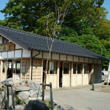 足湯　湯楽里の建物。