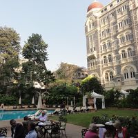 プールサイドのレストラン