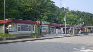 軽食コーナーや売店施設もあります