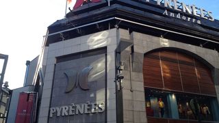 日本で言えば、老舗デパートみたいな感じです。