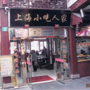 上海の小吃店が軒を並べています。