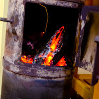 部屋に備え付けの薪ストーブ